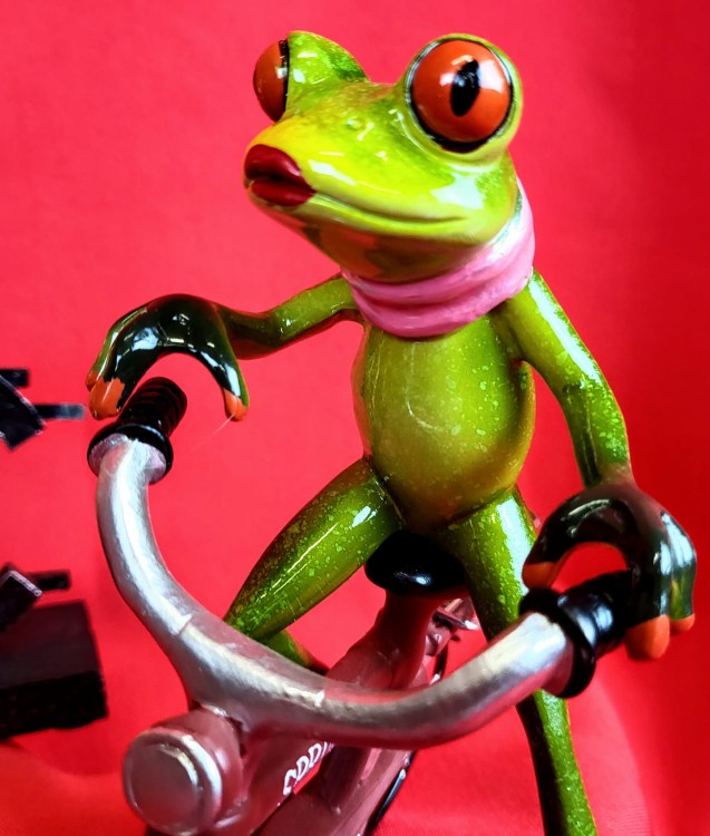 FIGURKA PANI ŻABA NA CZERWONYM ROWERZE 16 cm