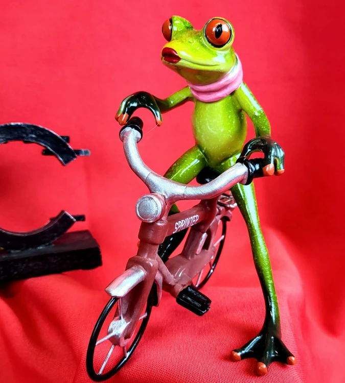 FIGURKA PANI ŻABA NA CZERWONYM ROWERZE 16 cm