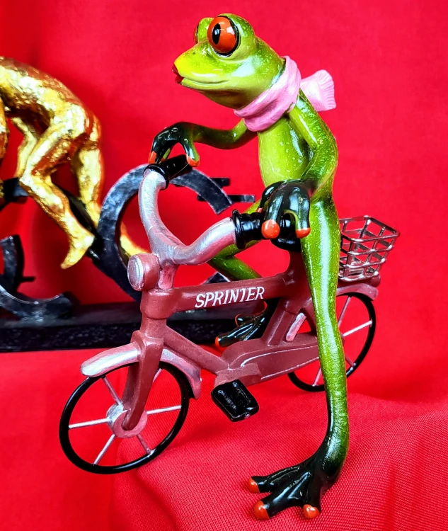 FIGURKA PANI ŻABA NA CZERWONYM ROWERZE 16 cm