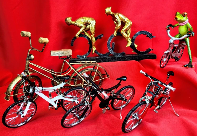 FIGURKA PANI ŻABA NA CZERWONYM ROWERZE 16 cm