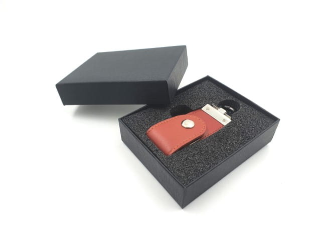 PENDRIVE W PUDEŁKU 16G PREZENT