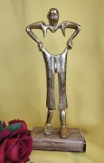 ZŁOTA FIGURKA OSOBA TRZYMAJĄCA SPODNIE 29,5 CM