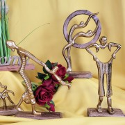 ZŁOTA FIGURKA OSOBA TRZYMAJĄCA SPODNIE 29,5 CM