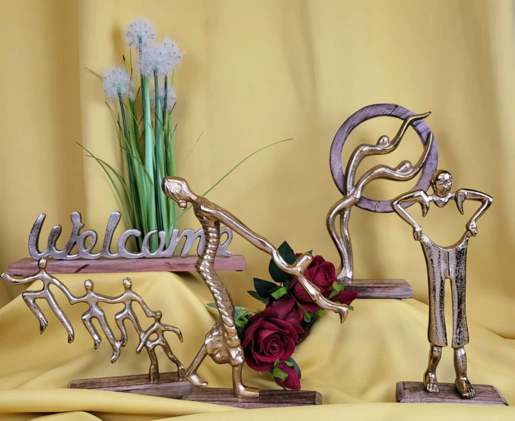 ZŁOTA FIGURKA OSOBA TRZYMAJĄCA SPODNIE 29,5 CM