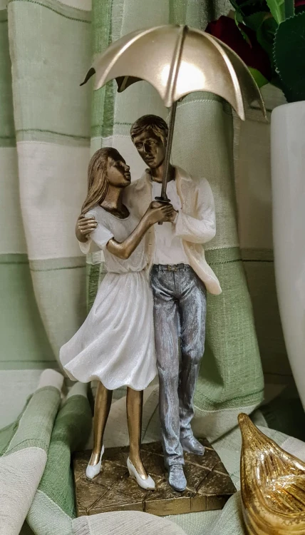 FIGURKA PARA STOJĄCA POD PARASOLEM ZAKOCHANI