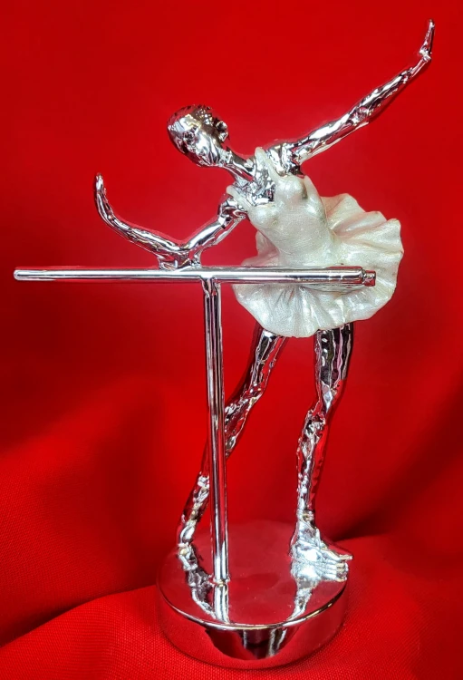 FIGURKA BALETNICA SREBRNA PERŁOWA 20,5CM
