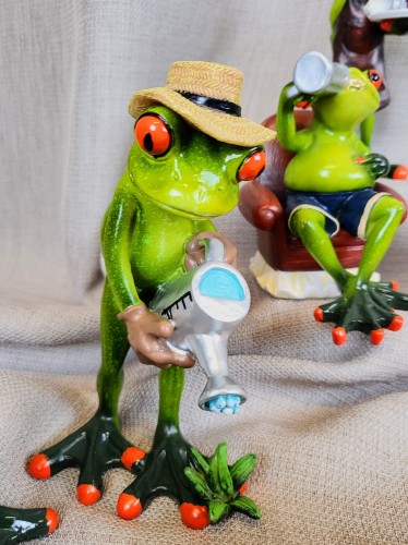 FIGURKA ŻABA Z KONEWKĄ OGRODNIK