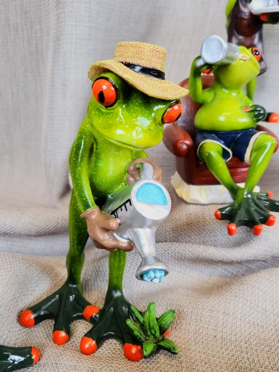 FIGURKA ŻABA Z KONEWKĄ OGRODNIK