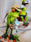 FIGURKA ŻABA Z KONEWKĄ OGRODNIK