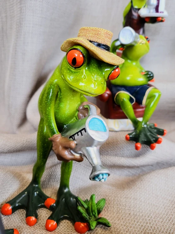 FIGURKA ŻABA Z KONEWKĄ OGRODNIK