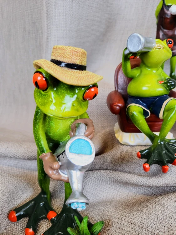 FIGURKA ŻABA Z KONEWKĄ OGRODNIK
