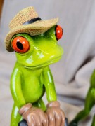 FIGURKA ŻABA Z KOSIARKĄ