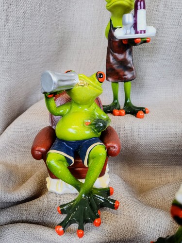 FIGURKA ŻABA NA FOTELU Z KUFLEM