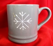 CERAMICZNY SZARY KUBEK Z ŚNIEŻYNKĄ 420ML