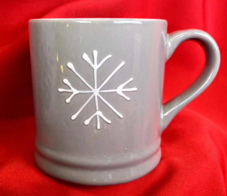 CERAMICZNY SZARY KUBEK Z ŚNIEŻYNKĄ 420ML