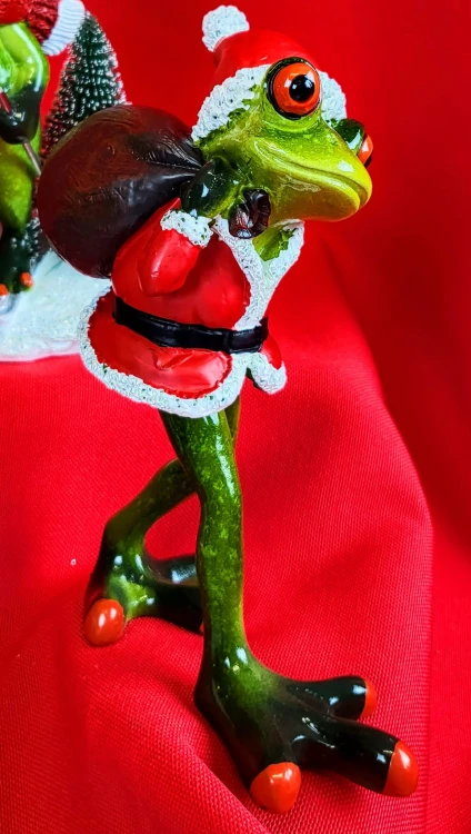 ŚWIĄTECZNA FIGURKA ŻABA MIKOŁAJ Z WORKIEM NA PLECACH