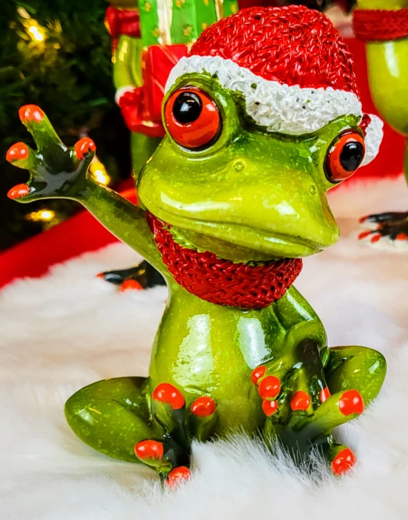 ŚWIĄTECZNA FIGURKA ŻABA W CZAPCE MIKOŁAJA