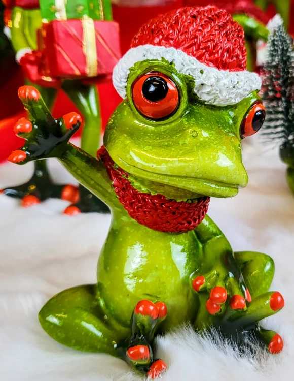 ŚWIĄTECZNA FIGURKA ŻABA W CZAPCE MIKOŁAJA