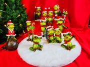 ŚWIĄTECZNA FIGURKA ŻABA W CZAPCE MIKOŁAJA