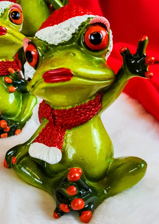 ŚWIĄTECZNA FIGURKA PANI ŻABA W CZAPCE MIKOŁAJA