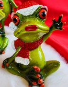 ŚWIĄTECZNA FIGURKA PANI ŻABA W CZAPCE MIKOŁAJA