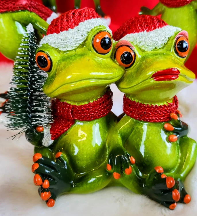 ŚWIĄTECZNA FIGURKA PARA ŻAB W CZAPKACH Z CHOINKĄ