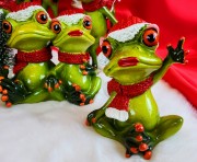 ŚWIĄTECZNA FIGURKA PARA ŻAB W CZAPKACH Z CHOINKĄ