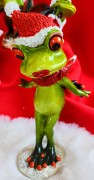 ŚWIĄTECZNA FIGURKA PANI ŻABA W CZAPCE MIKOŁAJA