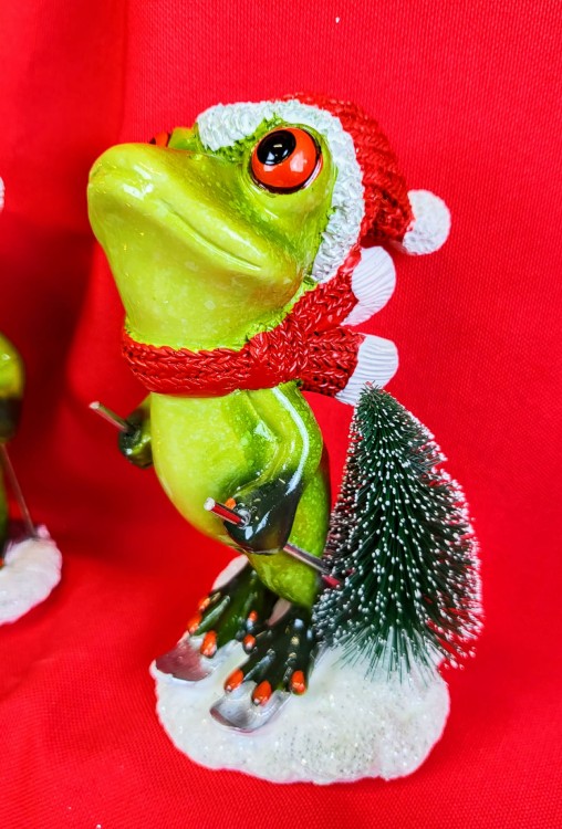 ŚWIĄTECZNA FIGURKA  ŻABA W CZAPCE MIKOŁAJA Z CHOINKĄ