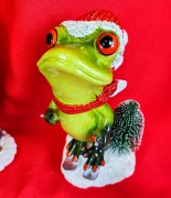 ŚWIĄTECZNA FIGURKA  ŻABA W CZAPCE MIKOŁAJA Z CHOINKĄ
