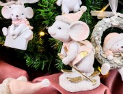 FIGURKA BOŻONARODZENIOWA MYSZ NA NARTACH RÓŻOWA