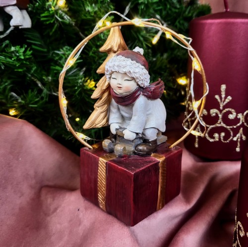 FIGURKA ŚWIĄTECZNA DZIECKO NA PREZENCIE LED