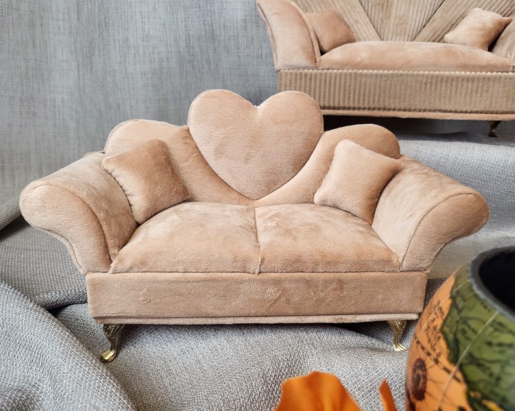 SZKATUŁKA NA BIŻUTERIĘ - SOFA KARMELOWA