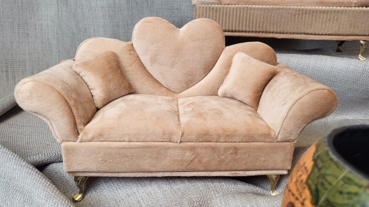 SZKATUŁKA NA BIŻUTERIĘ - SOFA KARMELOWA