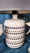 LAMPA CERAMICZNA BIAŁO-SZARA W PASKI 40,5CM