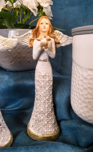 FIGURKA ANIOŁ Z GOŁĘBIEM W AŻUROWEJ SUKIENCE 20CM