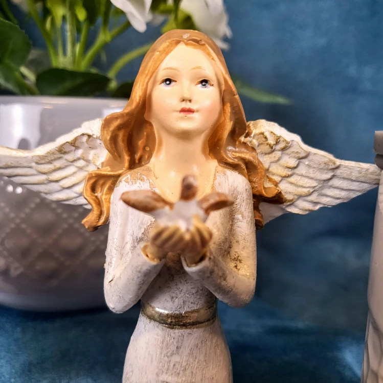 FIGURKA ANIOŁ Z GOŁĘBIEM W AŻUROWEJ SUKIENCE 20CM