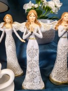 FIGURKA ANIOŁ Z GOŁĘBIEM W AŻUROWEJ SUKIENCE 20CM