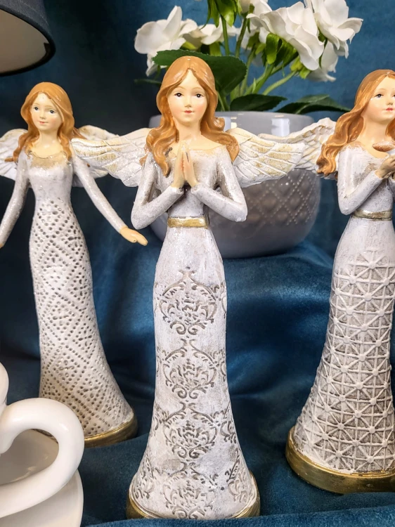 FIGURKA ANIOŁ Z GOŁĘBIEM W AŻUROWEJ SUKIENCE 20CM