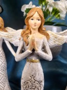 FIGURKA ANIOŁ MODLĄCY SIĘ W AŻUROWEJ SUKIENCE 20CM