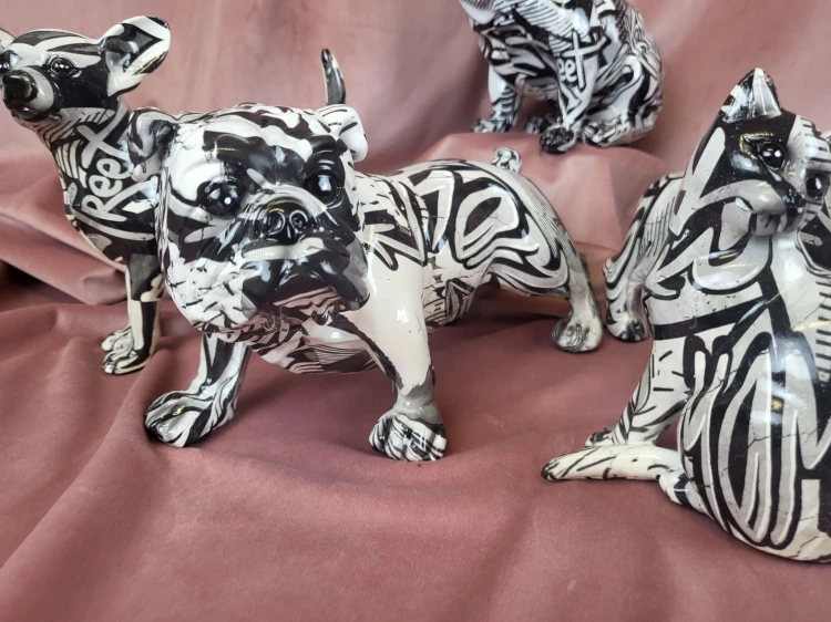 FIGURKA BULDOG GRAFFITI
