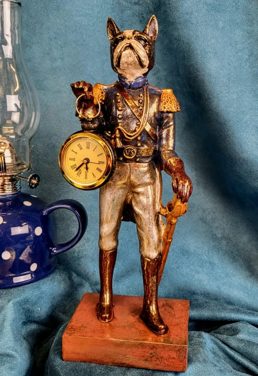 FIGURKA PIES Z ZEGARKIEM PIERROT