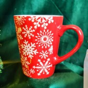 CZERWONY KUBEK CERAMICZNY Z PŁATKAMI SNIEGU 320ML
