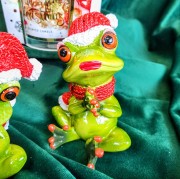 ŚWIĄTECZNA FIGURKA ŻABA MIKOŁAJ DWA WZORY