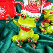 ŚWIĄTECZNA FIGURKA ŻABA MIKOŁAJ DWA WZORY