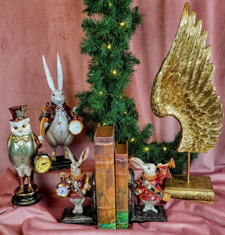 FIGURKA KRÓLIK Z ZEGARKIEM PIERROT