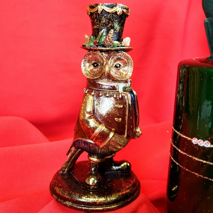 FIGURKA SOWA W KAPELUSZU PIERROT