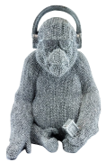 FIGURKA SREBRNY GORYL MAŁPA W SŁUCHAWKACH 24CM