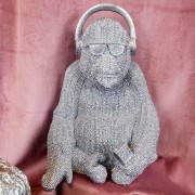 FIGURKA SREBRNY GORYL MAŁPA W SŁUCHAWKACH 24CM