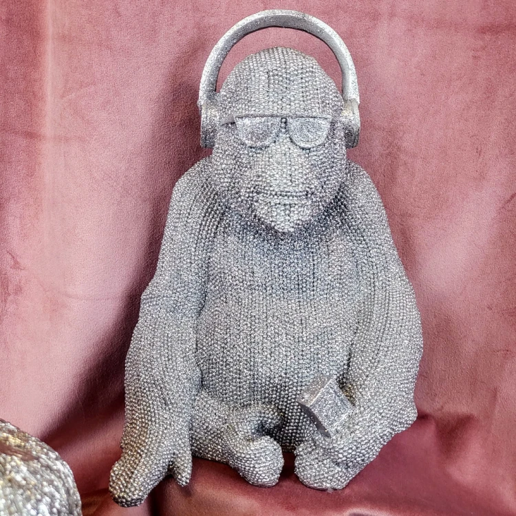 FIGURKA SREBRNY GORYL MAŁPA W SŁUCHAWKACH 24CM